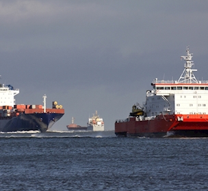 To skibe sejlende på havet